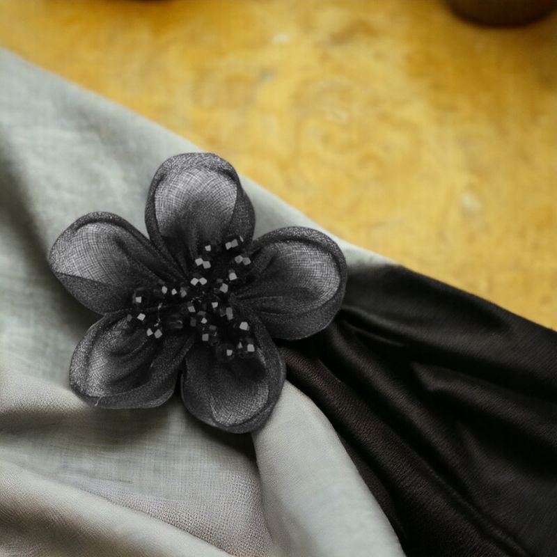 Casa si Gradina - Decoratiuni - DIY - Articole mercerie - Floare din organza cu margele pentru cusut sau lipit pe haine, diametru 4.5 cm, Negru - Infinity.ro