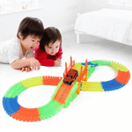 Jucarii, Copii si Bebe - Jucarii si jocuri - Jucarii & jocuri educative - Jocuri si jucarii educative - Circuit auto Glow In The Dark, 137 piese, lungime 153 cm - Infinity.ro