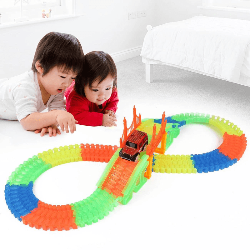 Jucarii, Copii si Bebe - Jucarii si jocuri - Jucarii & jocuri educative - Jocuri si jucarii educative - Circuit auto Glow In The Dark, 137 piese, lungime 153 cm - Infinity.ro