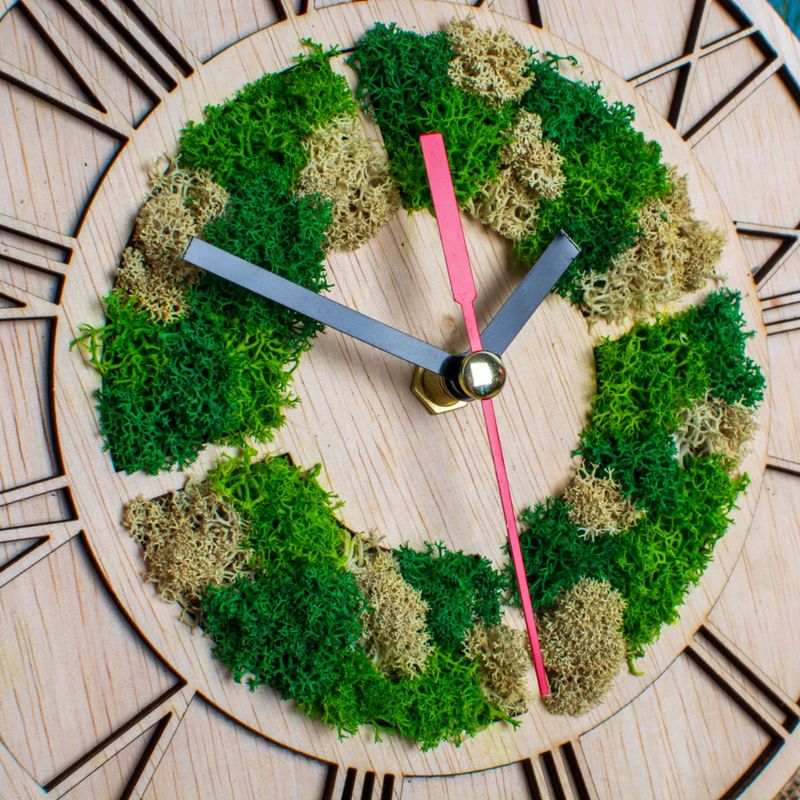 Casa si Gradina - Decoratiuni - Ceasuri - Ceas de Perete Personalizat HH1527 din lemn Personalizat cu Licheni - 40x40 cm - Infinity.ro