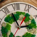 Casa si Gradina - Decoratiuni - Ceasuri - Ceas de Perete Personalizat HH1527 din lemn Personalizat cu Licheni - 50x50 cm - Infinity.ro