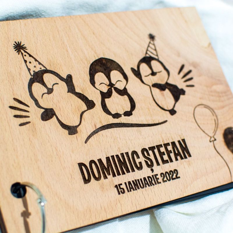 Market - Cadouri - Rame si albume foto - Album Foto Personalizat din lemn model Pinguini de Botez GuestBook HH1553 30x21 cm - Infinity.ro