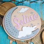 Casa si Gradina - Corpuri si surse de iluminat - Veioze si lampi - Lampi de veghe copii - Lampa led din lemn Luna cu Nume Personalizat HH1572 46x46 cm - Infinity.ro