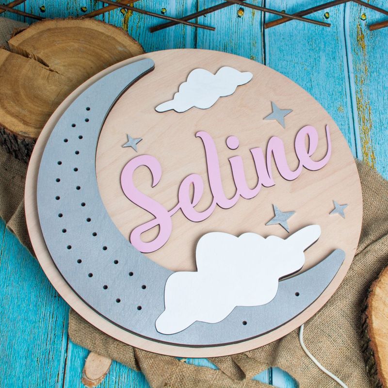 Casa si Gradina - Corpuri si surse de iluminat - Veioze si lampi - Lampi de veghe copii - Lampa led din lemn Luna cu Nume Personalizat HH1572 46x46 cm - Infinity.ro