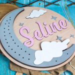 Casa si Gradina - Corpuri si surse de iluminat - Veioze si lampi - Lampi de veghe copii - Lampa led din lemn Luna cu Nume Personalizat HH1572 46x46 cm - Infinity.ro