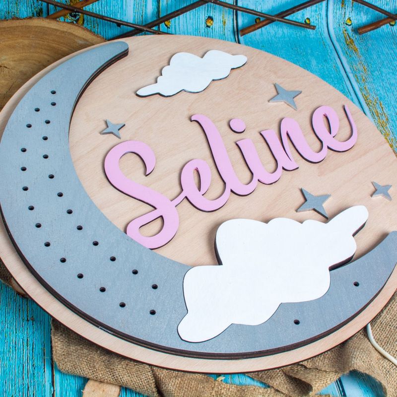 Casa si Gradina - Corpuri si surse de iluminat - Veioze si lampi - Lampi de veghe copii - Lampa led din lemn Luna cu Nume Personalizat HH1572 46x46 cm - Infinity.ro