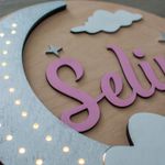 Casa si Gradina - Corpuri si surse de iluminat - Veioze si lampi - Lampi de veghe copii - Lampa led din lemn Luna cu Nume Personalizat HH1572 46x46 cm - Infinity.ro