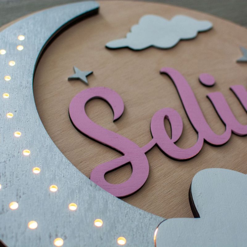 Casa si Gradina - Corpuri si surse de iluminat - Veioze si lampi - Lampi de veghe copii - Lampa led din lemn Luna cu Nume Personalizat HH1572 46x46 cm - Infinity.ro