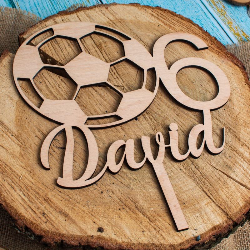 Casa si Gradina - Decoratiuni - Decoratiuni petrecere - Accesorii pentru petrecere - Topper Aniversare Personalizabil din lemn HH1558 Minge de Fotbal 12x15 cm - Infinity.ro