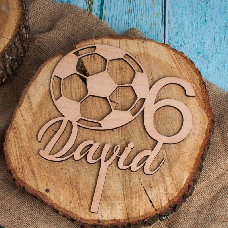 Casa si Gradina - Decoratiuni - Decoratiuni petrecere - Accesorii pentru petrecere - Topper Aniversare Personalizabil din lemn HH1558 Minge de Fotbal 12x15 cm - Infinity.ro
