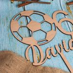 Casa si Gradina - Decoratiuni - Decoratiuni petrecere - Accesorii pentru petrecere - Topper Aniversare Personalizabil din lemn HH1558 Minge de Fotbal 12x15 cm - Infinity.ro
