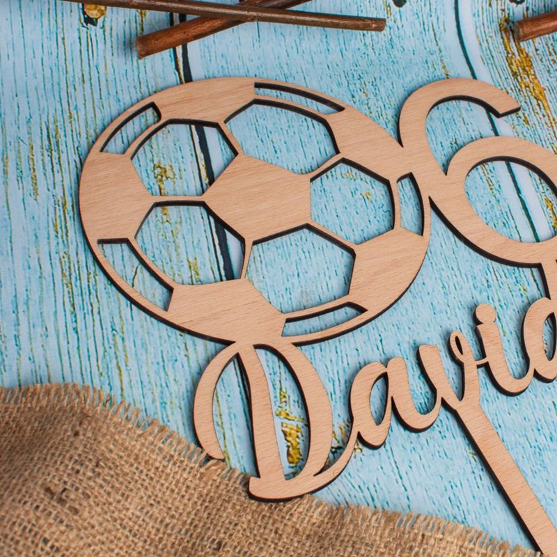 Casa si Gradina - Decoratiuni - Decoratiuni petrecere - Accesorii pentru petrecere - Topper Aniversare Personalizabil din lemn HH1558 Minge de Fotbal 12x15 cm - Infinity.ro