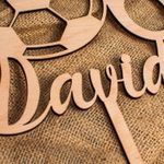 Casa si Gradina - Decoratiuni - Decoratiuni petrecere - Accesorii pentru petrecere - Topper Aniversare Personalizabil din lemn HH1558 Minge de Fotbal 12x15 cm - Infinity.ro