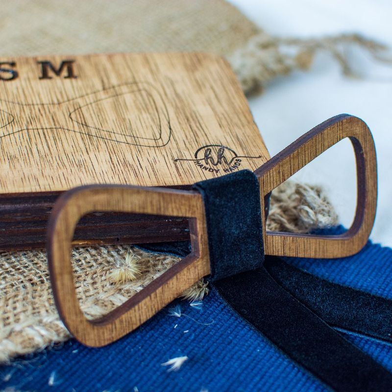 Fashion, accesorii si bijuterii - Barbati - Accesorii barbati - Cravate si papioane barbati - Papion din Lemn HH339, Handmade, in Cutie Premium Personalizata - Infinity.ro