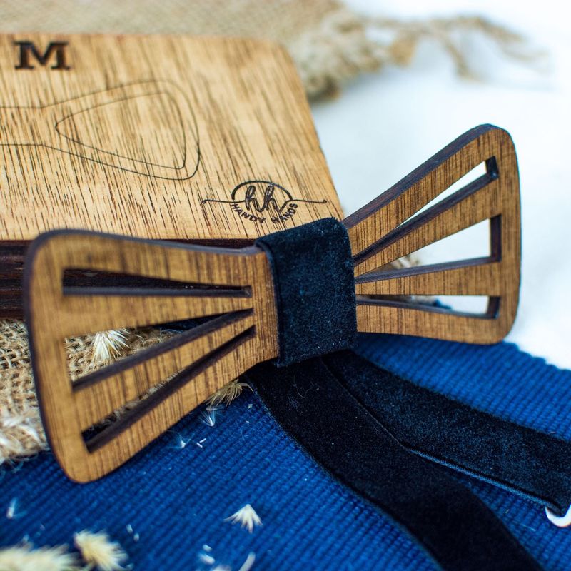 Fashion, accesorii si bijuterii - Barbati - Accesorii barbati - Cravate si papioane barbati - Papion din Lemn HH357, Handmade, in Cutie Premium Personalizata - Infinity.ro