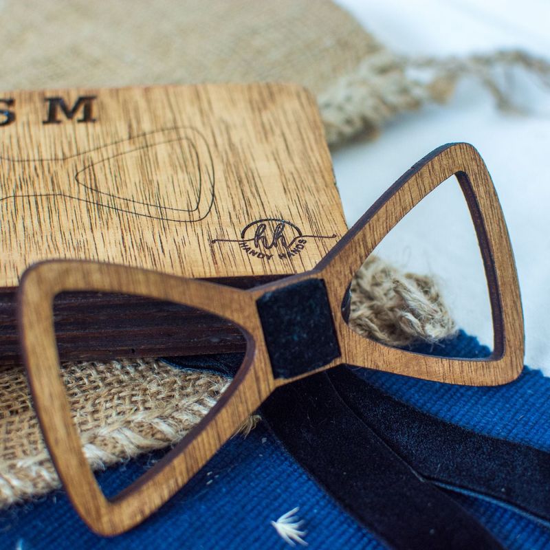 Fashion, accesorii si bijuterii - Barbati - Accesorii barbati - Cravate si papioane barbati - Papion din Lemn HH296, Handmade, in Cutie Premium Personalizata - Infinity.ro