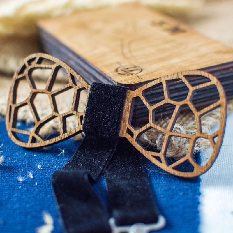 Fashion, accesorii si bijuterii - Barbati - Accesorii barbati - Cravate si papioane barbati - Papion din Lemn HH286, Handmade, in Cutie Premium Personalizata - Infinity.ro