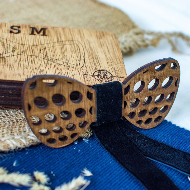 Fashion, accesorii si bijuterii - Barbati - Accesorii barbati - Cravate si papioane barbati - Papion din Lemn HH346, Handmade, in Cutie Premium Personalizata - Infinity.ro