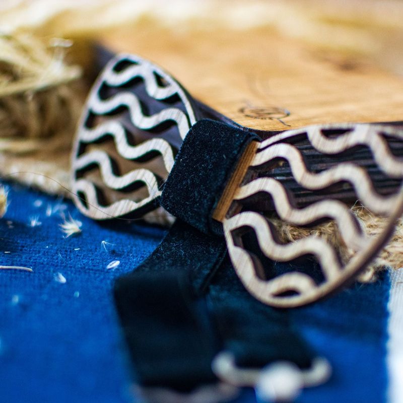 Fashion, accesorii si bijuterii - Barbati - Accesorii barbati - Cravate si papioane barbati - Papion din Lemn HH329, Handmade, in Cutie Premium Personalizata - Infinity.ro