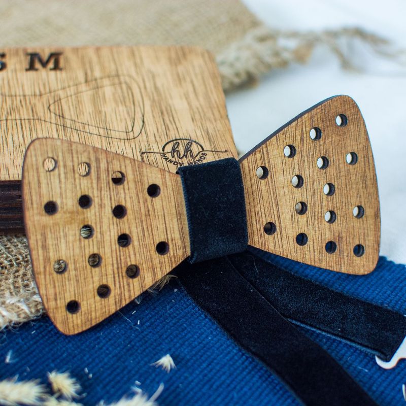 Fashion, accesorii si bijuterii - Barbati - Accesorii barbati - Cravate si papioane barbati - Papion din Lemn HH361, Handmade, in Cutie Premium Personalizata - Infinity.ro