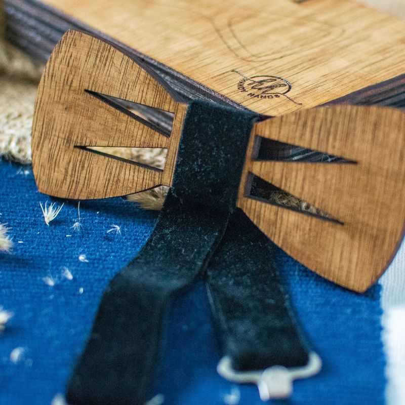 Fashion, accesorii si bijuterii - Barbati - Accesorii barbati - Cravate si papioane barbati - Papion din Lemn HH291, Handmade, in Cutie Premium Personalizata - Infinity.ro