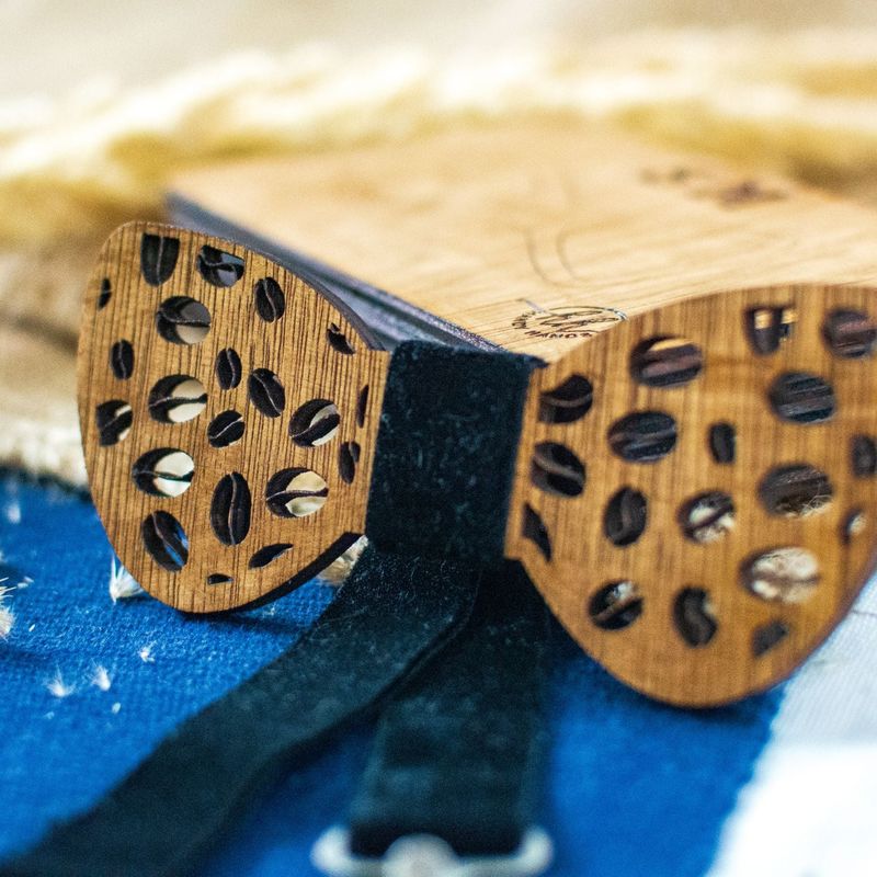 Fashion, accesorii si bijuterii - Barbati - Accesorii barbati - Cravate si papioane barbati - Papion din Lemn HH360, Handmade, in Cutie Premium Personalizata - Infinity.ro