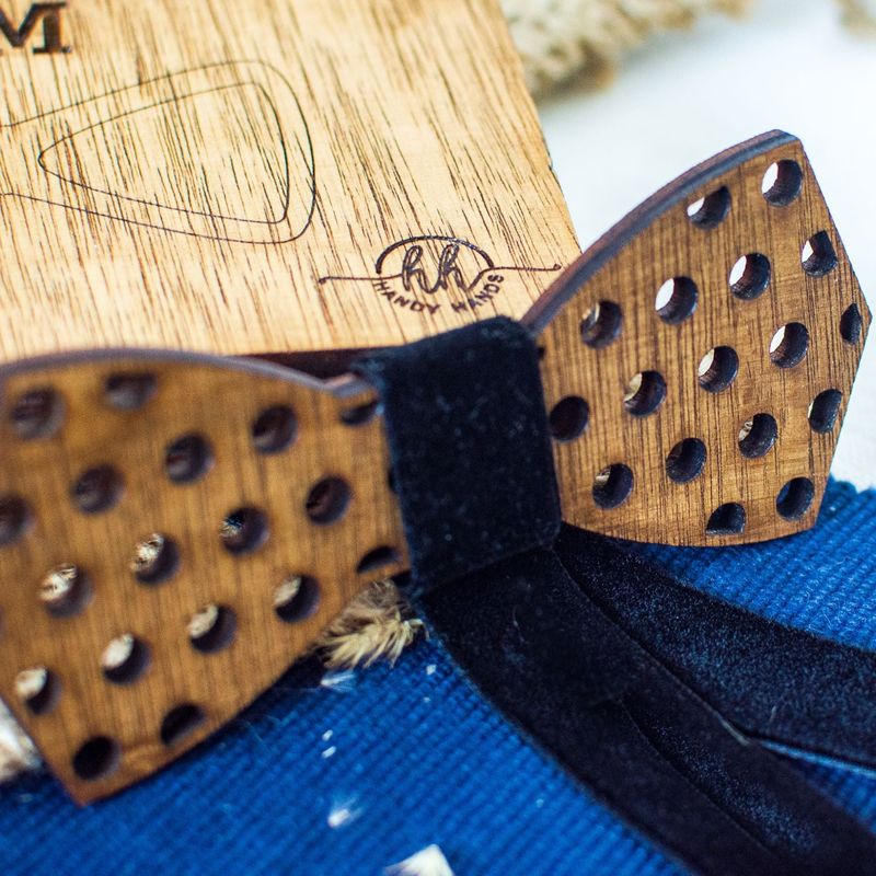 Fashion, accesorii si bijuterii - Barbati - Accesorii barbati - Cravate si papioane barbati - Papion din Lemn HH282, Handmade, in Cutie Premium Personalizata - Infinity.ro