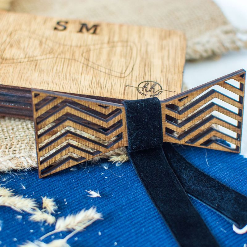 Fashion, accesorii si bijuterii - Barbati - Accesorii barbati - Cravate si papioane barbati - Papion din Lemn HH283, Handmade, in Cutie Premium Personalizata - Infinity.ro