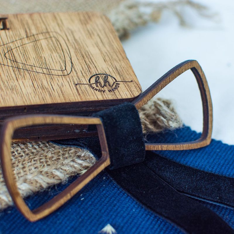 Fashion, accesorii si bijuterii - Barbati - Accesorii barbati - Cravate si papioane barbati - Papion din Lemn HH364, Handmade, in Cutie Premium Personalizata - Infinity.ro
