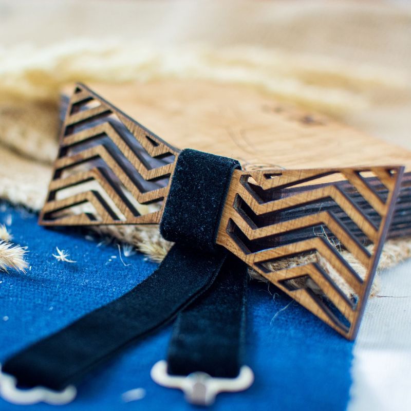 Fashion, accesorii si bijuterii - Barbati - Accesorii barbati - Cravate si papioane barbati - Papion din Lemn HH283, Handmade, in Cutie Premium Personalizata - Infinity.ro