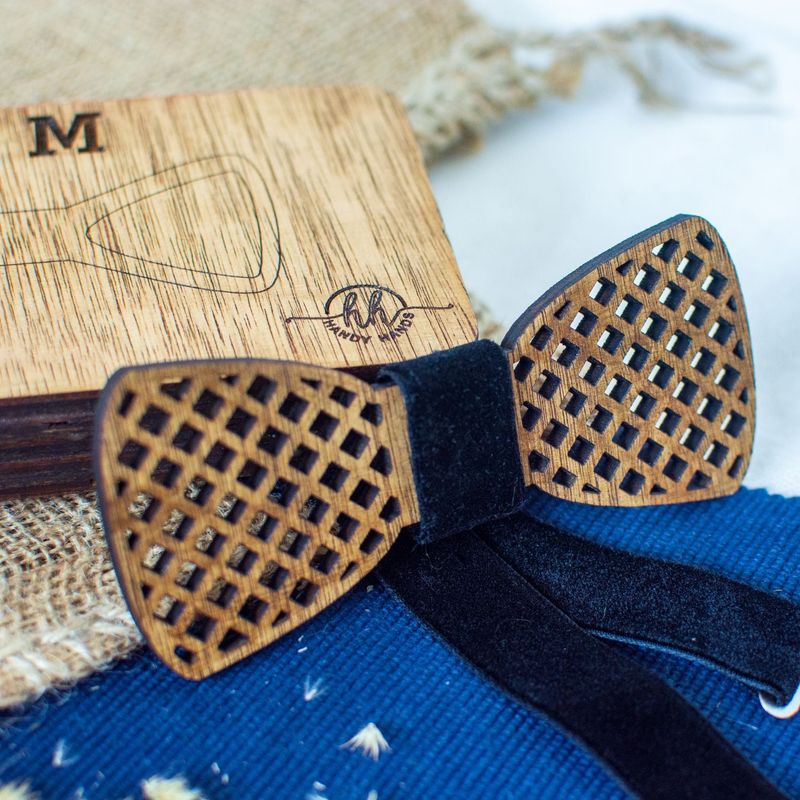 Fashion, accesorii si bijuterii - Barbati - Accesorii barbati - Cravate si papioane barbati - Papion din Lemn HH343, Handmade, in Cutie Premium Personalizata - Infinity.ro