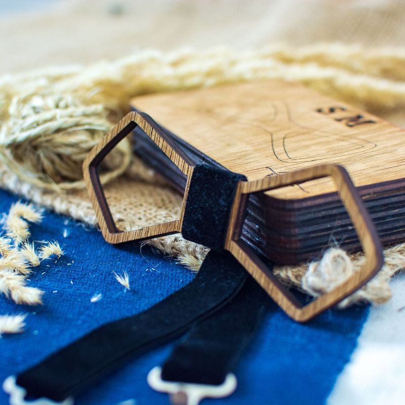 Fashion, accesorii si bijuterii - Barbati - Accesorii barbati - Cravate si papioane barbati - Papion din Lemn HH308, Handmade, in Cutie Premium Personalizata - Infinity.ro