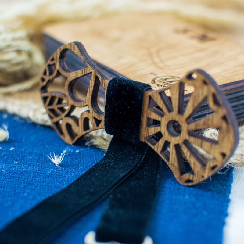 Fashion, accesorii si bijuterii - Barbati - Accesorii barbati - Cravate si papioane barbati - Papion din Lemn HH355, Handmade, in Cutie Premium Personalizata - Infinity.ro