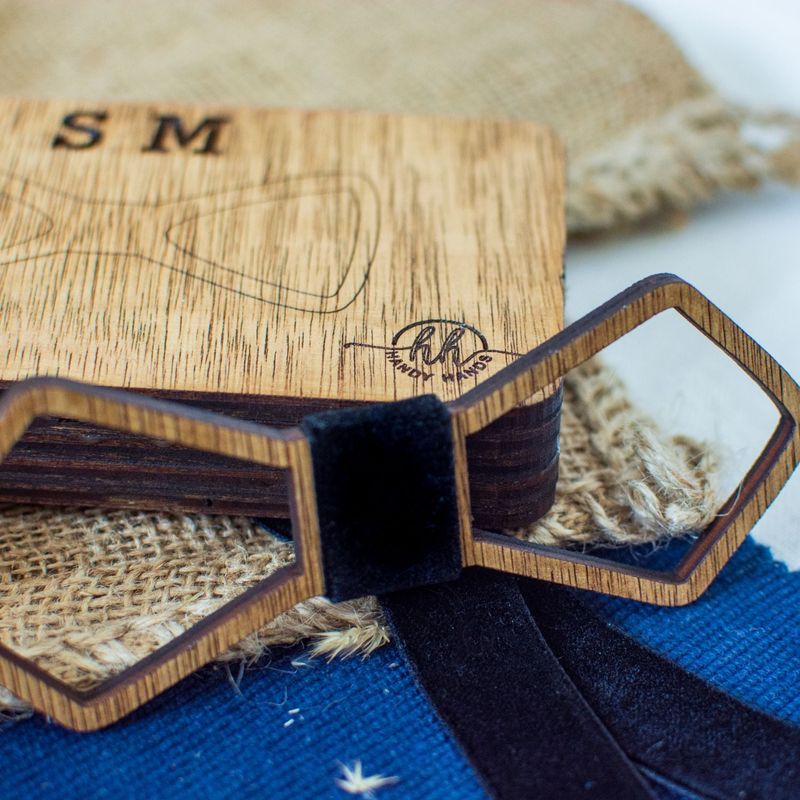 Fashion, accesorii si bijuterii - Barbati - Accesorii barbati - Cravate si papioane barbati - Papion din Lemn HH308, Handmade, in Cutie Premium Personalizata - Infinity.ro