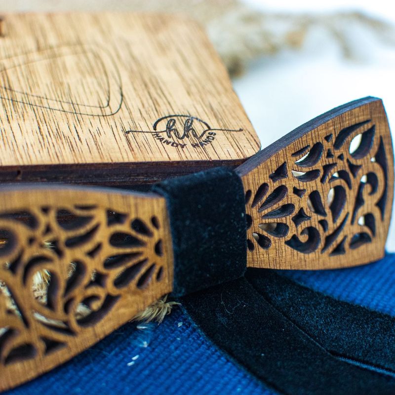 Fashion, accesorii si bijuterii - Barbati - Accesorii barbati - Cravate si papioane barbati - Papion din Lemn HH322, Handmade, in Cutie Premium Personalizata - Infinity.ro