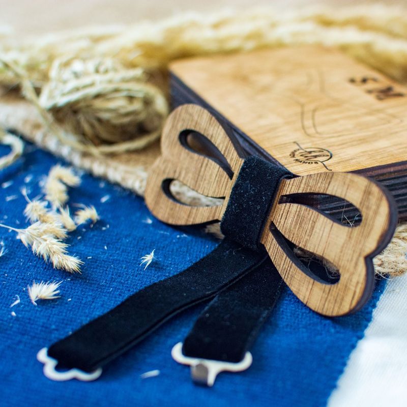 Fashion, accesorii si bijuterii - Barbati - Accesorii barbati - Cravate si papioane barbati - Papion din Lemn HH347, Handmade, in Cutie Premium Personalizata - Infinity.ro
