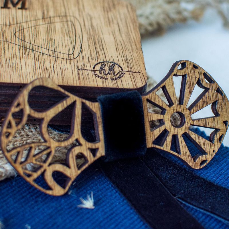Fashion, accesorii si bijuterii - Barbati - Accesorii barbati - Cravate si papioane barbati - Papion din Lemn HH355, Handmade, in Cutie Premium Personalizata - Infinity.ro