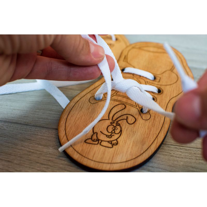 Jucarii, Copii si Bebe - Jucarii si jocuri - Jucarii & jocuri educative - Jocuri si jucarii educative - Joc Personalizabil, HandyHands, educativ Montessori Invatam sa legam sireturile - 10 L x 10 H (cm) - Infinity.ro