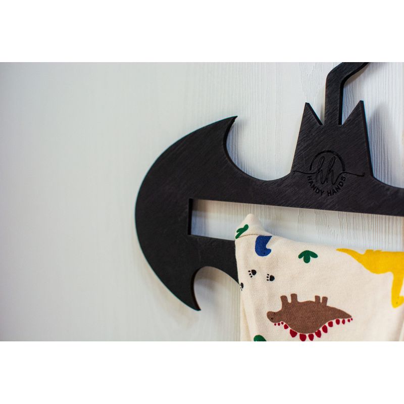 Market - Cadouri - Cadouri personalizate - Umeras Personalizabil HandyHands din lemn Batman 44 cm x 27 cm - Infinity.ro