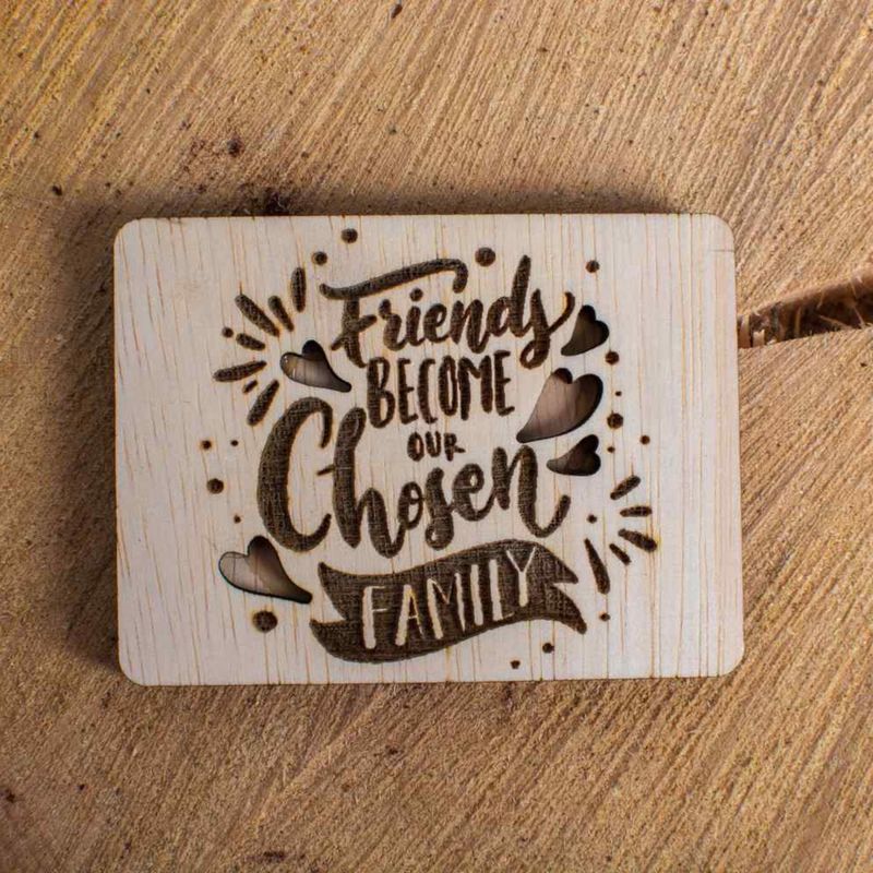 Casa si Gradina - Decoratiuni - Decoratiuni perete - Decor Pretenii devin Familie Personalizat Blank HH1524 din lemn pentru Licheni - 15x11 cm - Infinity.ro
