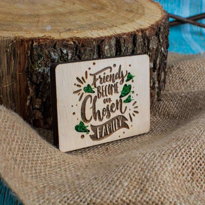 Casa si Gradina - Decoratiuni - Decoratiuni perete - Decor Pretenii devin Familie Personalizat HH1547 din lemn Personalizat cu Licheni - 25x18 cm - Infinity.ro