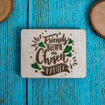 Casa si Gradina - Decoratiuni - Decoratiuni perete - Decor Pretenii devin Familie Personalizat HH1547 din lemn Personalizat cu Licheni - 25x18 cm - Infinity.ro