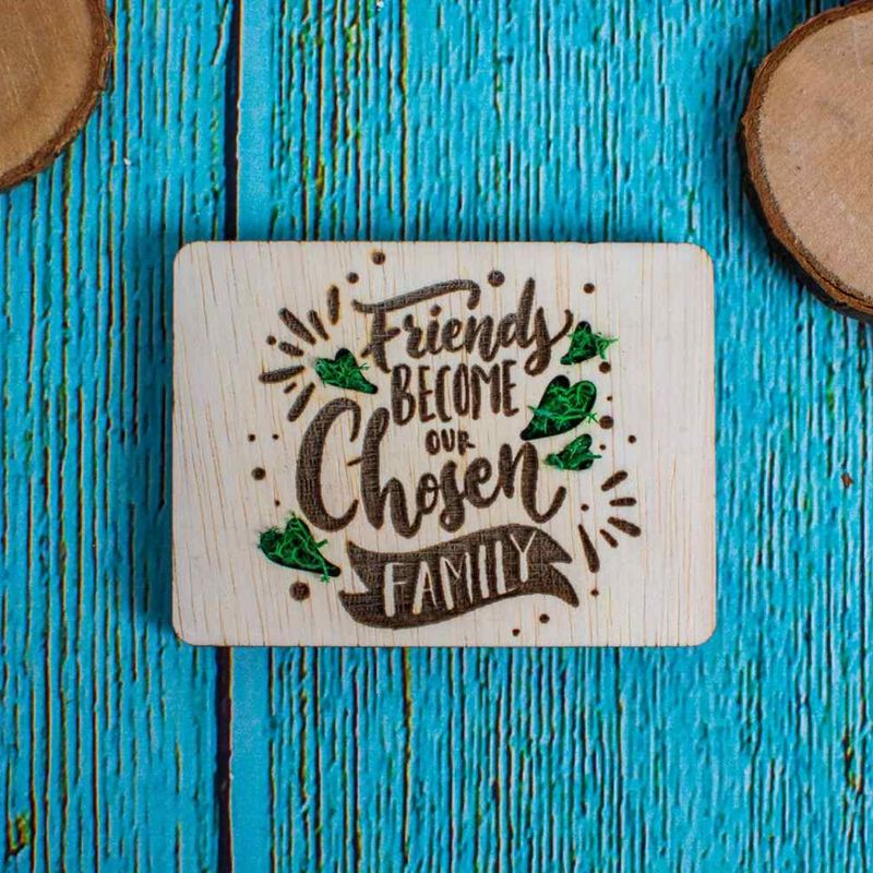 Casa si Gradina - Decoratiuni - Decoratiuni perete - Decor Pretenii devin Familie Personalizat HH1547 din lemn Personalizat cu Licheni - 25x18 cm - Infinity.ro