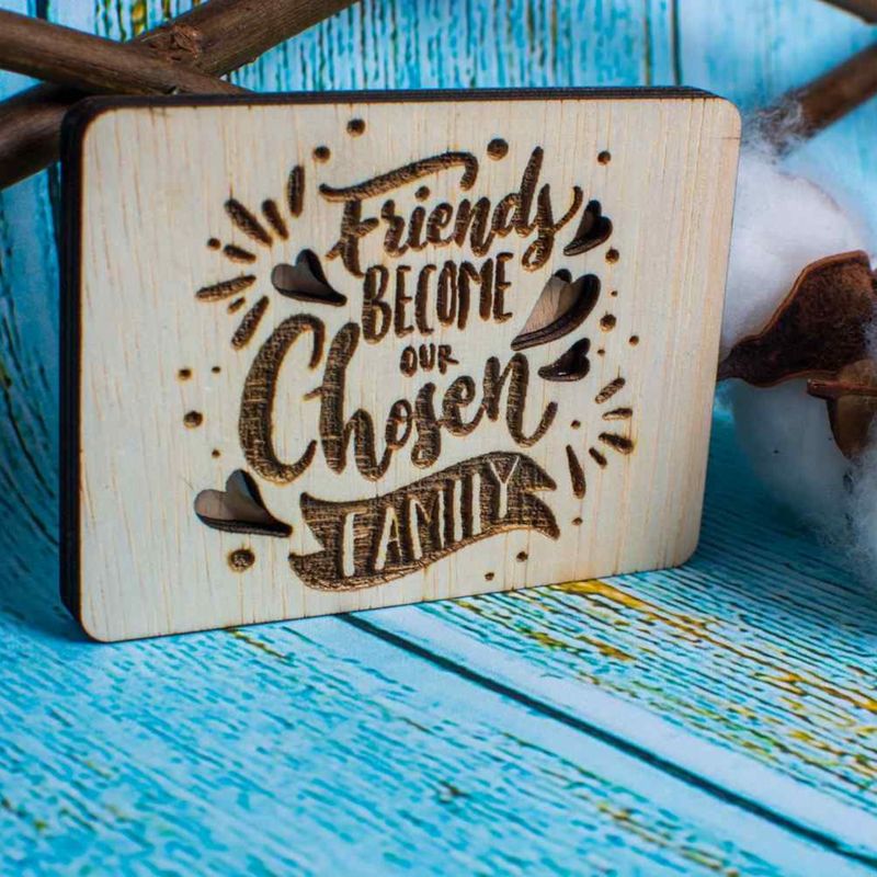 Casa si Gradina - Decoratiuni - Decoratiuni perete - Decor Pretenii devin Familie Personalizat Blank HH1524 din lemn pentru Licheni - 30x22 cm - Infinity.ro