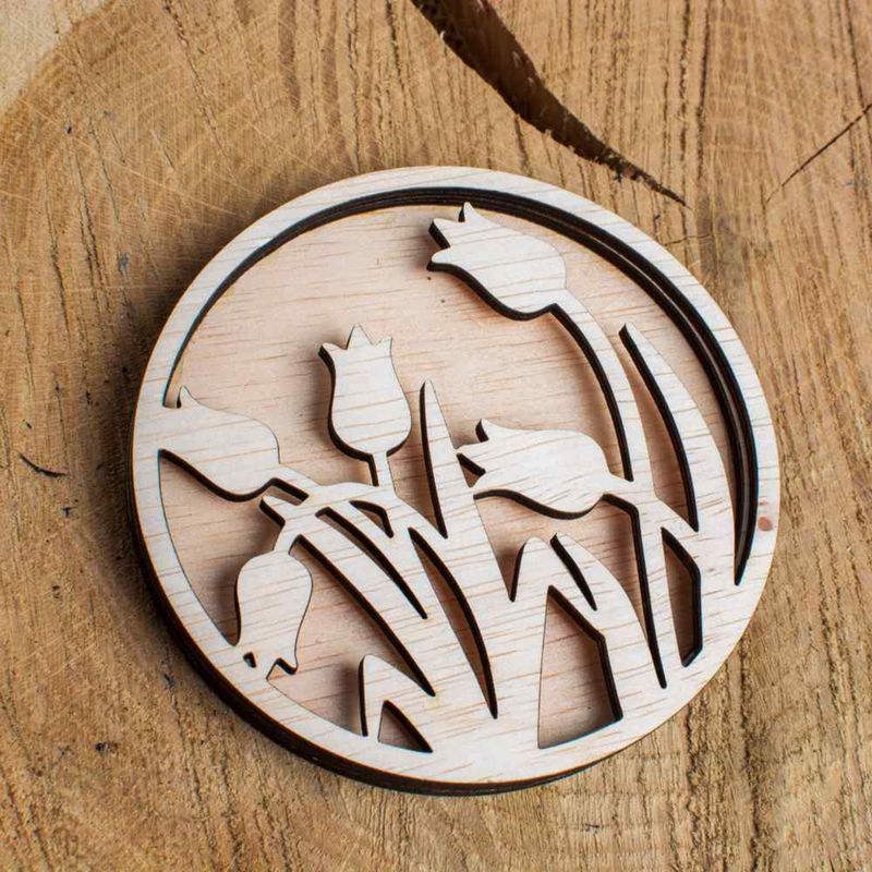 Casa si Gradina - Decoratiuni - Decoratiuni perete - Decor Rotund Lalele Blank HH1525 din lemn pentru Licheni - 20x20 cm - Infinity.ro