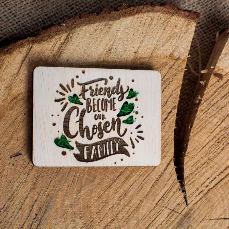 Casa si Gradina - Decoratiuni - Decoratiuni perete - Decor Pretenii devin Familie Personalizat HH1547 din lemn Personalizat cu Licheni - 25x18 cm - Infinity.ro