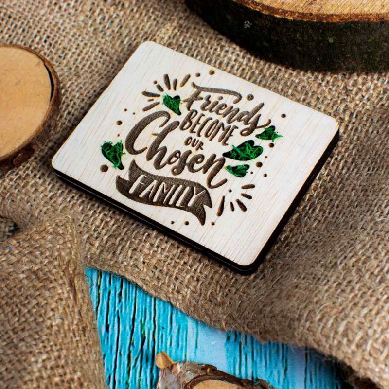 Casa si Gradina - Decoratiuni - Decoratiuni perete - Decor Pretenii devin Familie Personalizat Blank HH1524 din lemn pentru Licheni - 25x18 cm - Infinity.ro