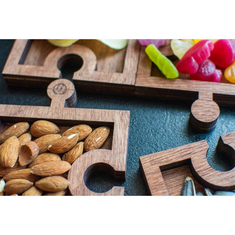 Casa si Gradina - Bucatarie si vesela - Vesela si tacamuri - Platouri de bucatarie - Platou de Servire Personalizabil din lemn Puzzle - 25 L x 25 H (cm) - Infinity.ro