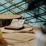 Carti si Birotica - Birotica - Accesorii de birou - Suporturi accesorii birou - Suport Carte de Vizita din lemn HH951 Personalizat 10.3x6.5 cm - Infinity.ro