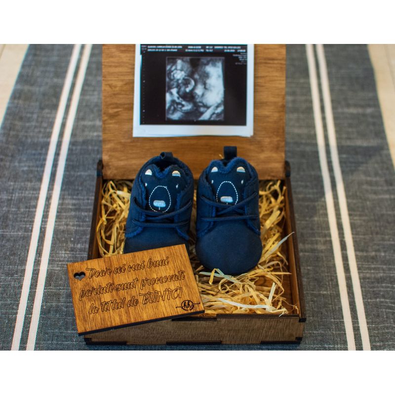 Casa si Gradina - Decoratiuni - Obiecte decorative - Decoratiuni camera copilului - Card Personalizabil, HandyHands, anunt membru nou de familie pentru bunici din lemn - 20 L x 14 H (cm) - Infinity.ro